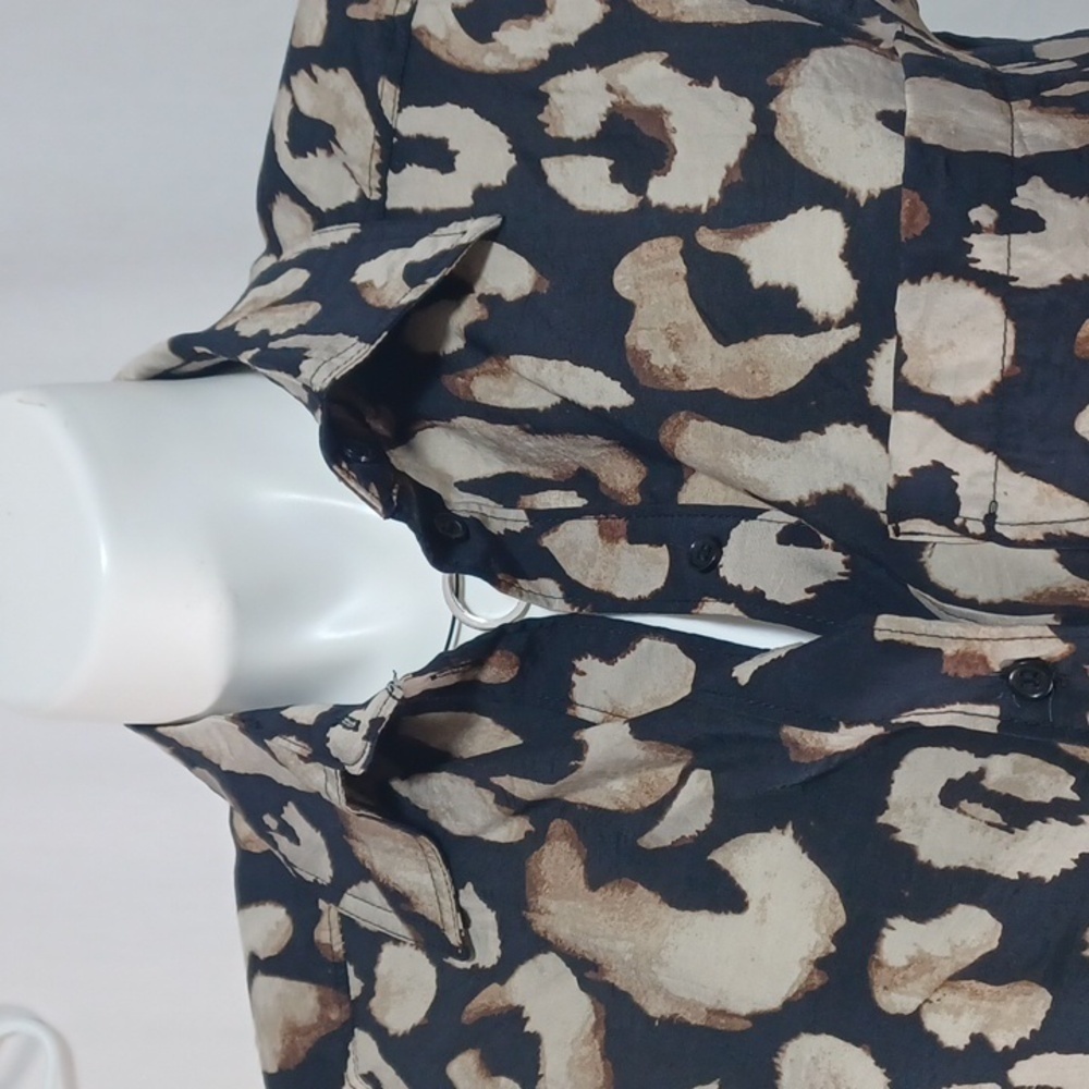 H&M SLEEVELESS TOP SIZE LARGE IN A BEAUTIFUL CLEOMETIC DESIGN